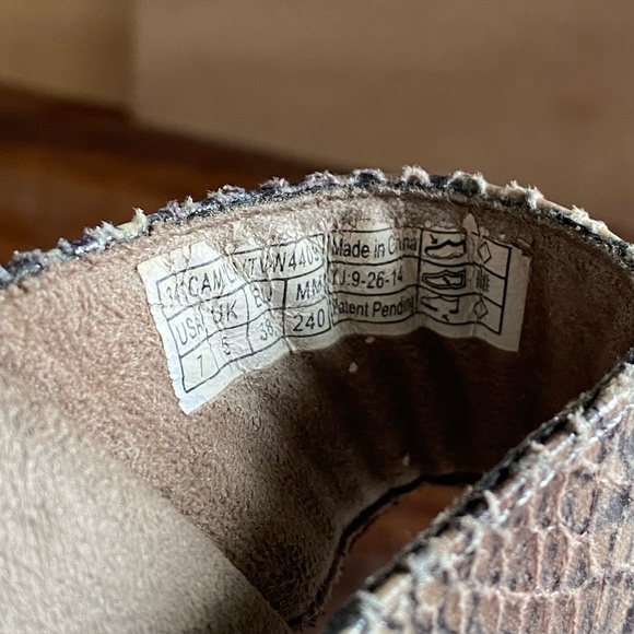 Vionic Camila Slides Sandals Snake Print Gray Double Strap Flat Shoes Womens 7 - Picture 8 of 9